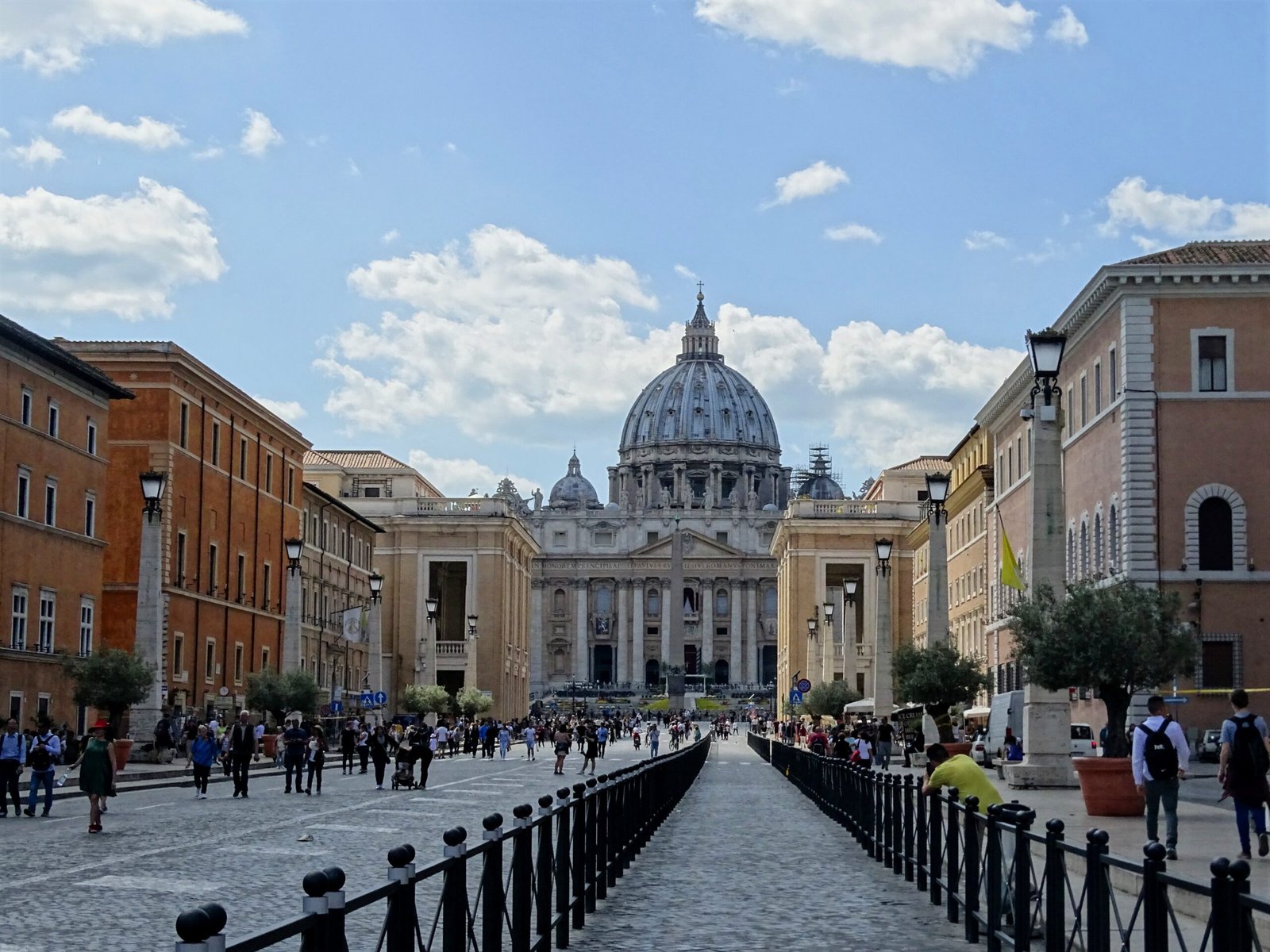 vatican-panoramic-view-people-city-against-sky